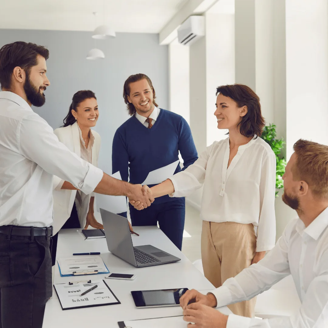 La importancia de las redes sociales para tu negocio Diseño Web y Marketing para Negocios: En la era contemporánea, la presencia en línea se ha transformado en un elemento esencial para el éxito de cualquier negocio, independientemente de su tamaño o sector. La digitalización ha alterado por completo la manera en que los consumidores interactúan con las empresas, convirtiendo internet en una plataforma fundamental para satisfacer sus necesidades. Las estadísticas indican que una gran parte de la población realiza investigaciones previas a la compra de productos o servicios en línea.
La adaptabilidad a las tendencias de consumo actuales es crucial. Los consumidores modernos se inclinan hacia la conveniencia que ofrece el mundo digital, buscando información, productos y servicios con solo un clic. Como resultado, las empresas deben alojar su oferta en plataformas digitales, no solo para adquirir nuevos clientes, sino también para fomentar la lealtad de los existentes.
